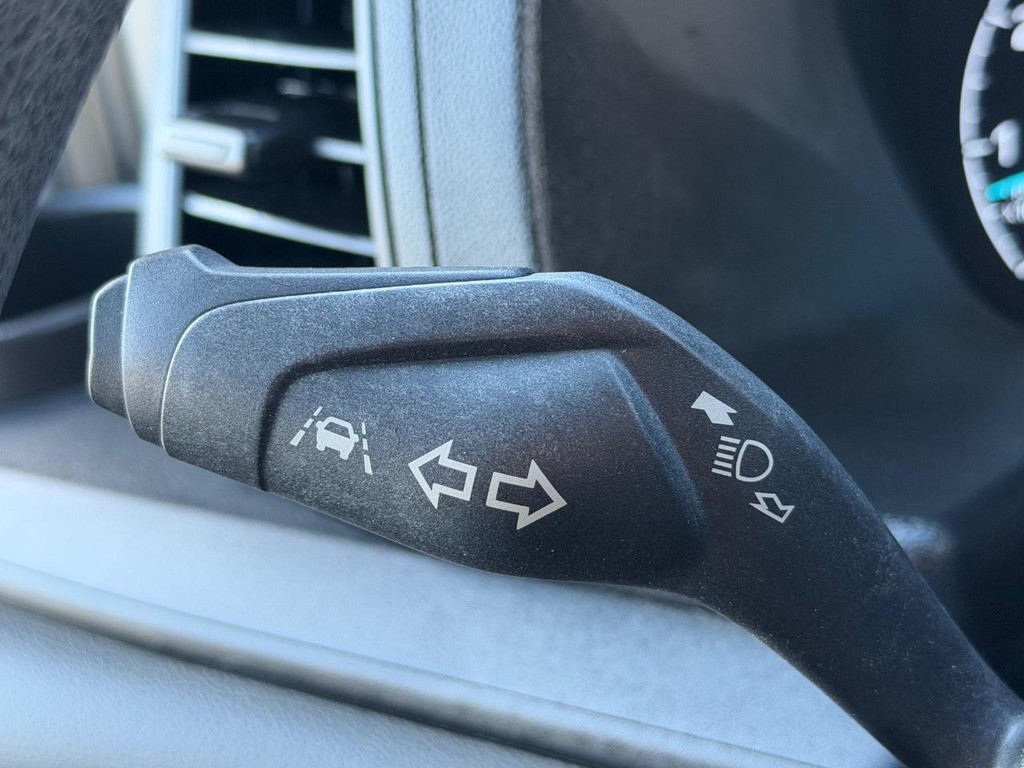 Ford Transit 250 Vehicle Full-screen Gallery Image 41