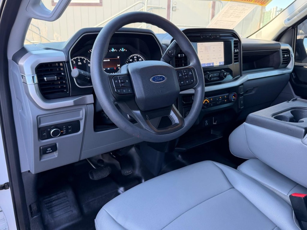 Ford F-150 Vehicle Full-screen Gallery Image 16