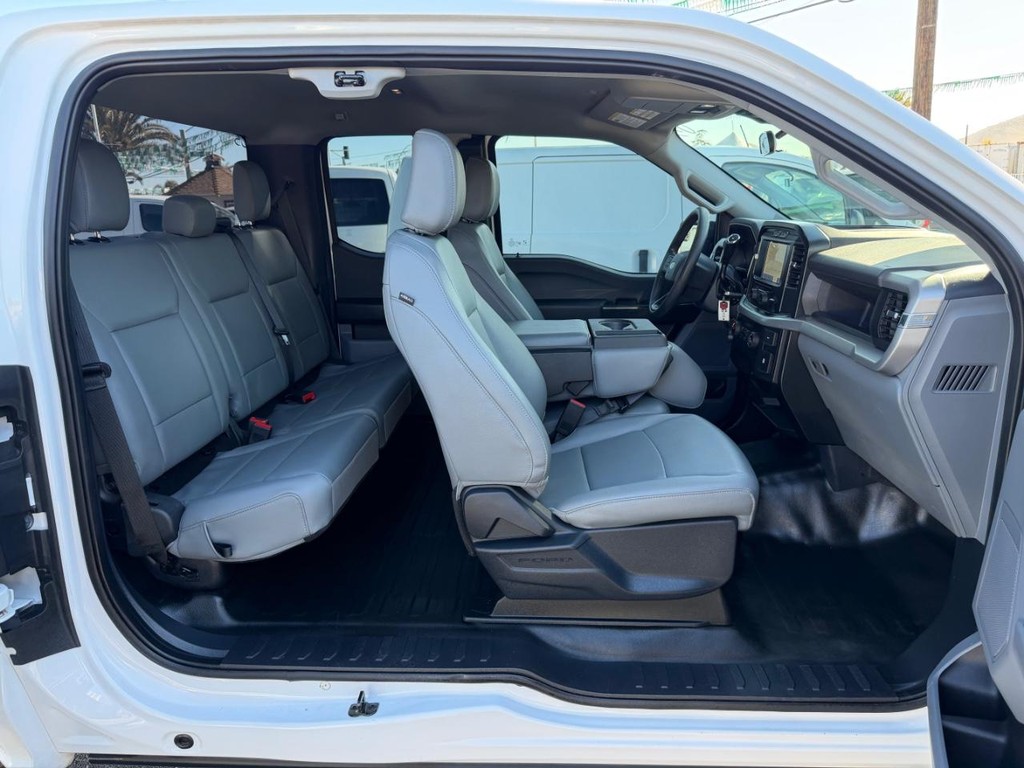 Ford F-150 Vehicle Full-screen Gallery Image 24