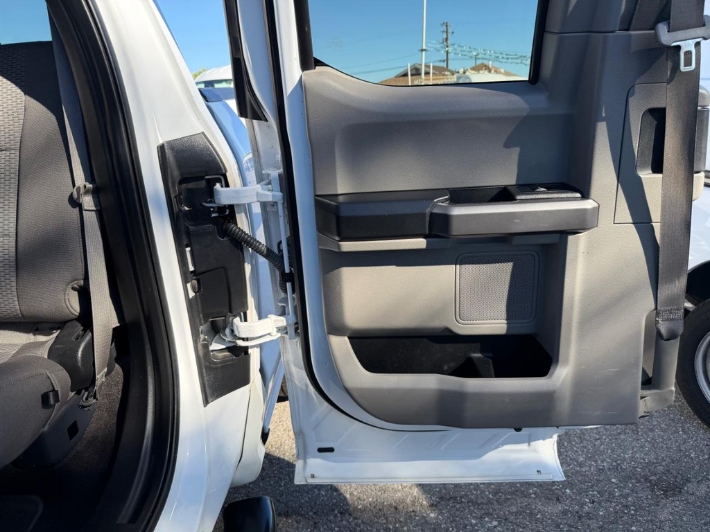 Ford F-150 Vehicle Full-screen Gallery Image 19