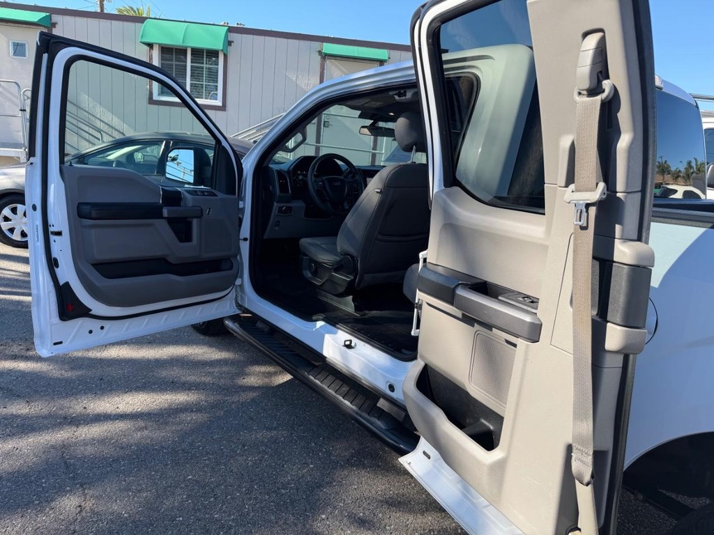 Ford F-150 Vehicle Full-screen Gallery Image 21