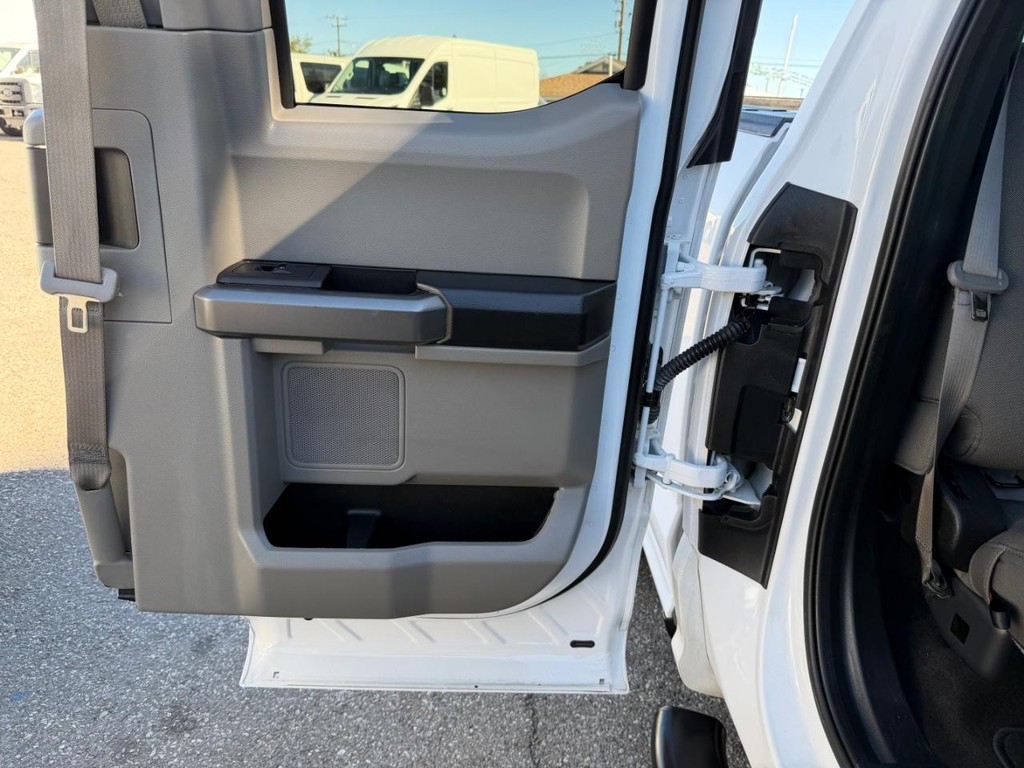 Ford F-150 Vehicle Full-screen Gallery Image 26