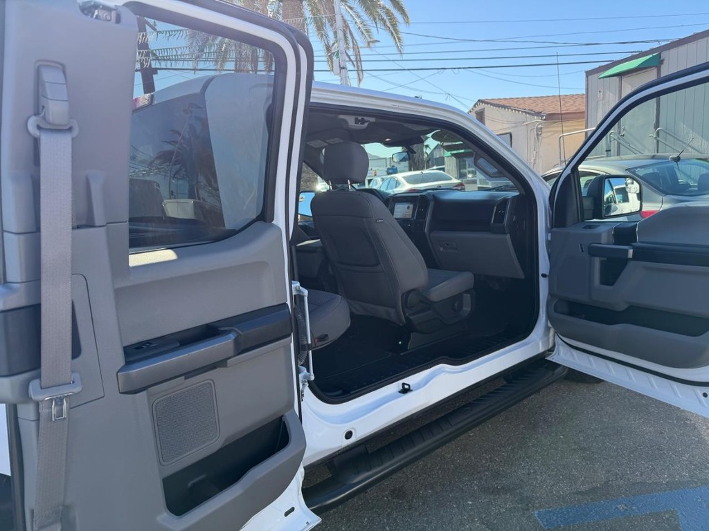 Ford F-150 Vehicle Full-screen Gallery Image 28