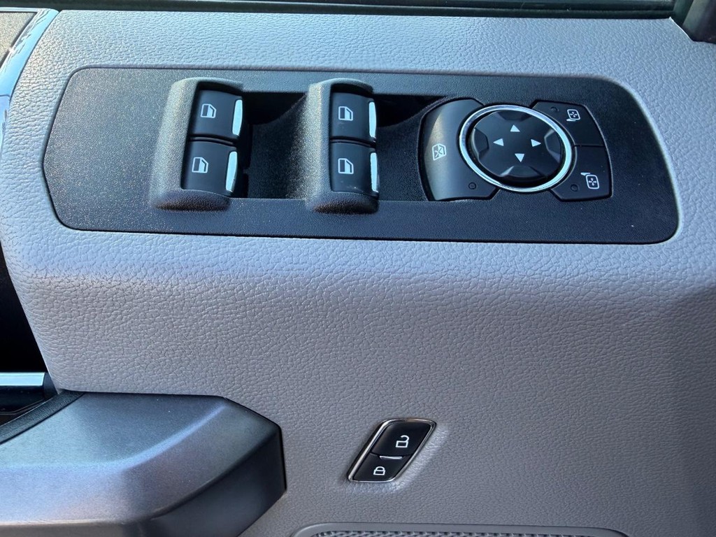 Ford F-150 Vehicle Full-screen Gallery Image 36