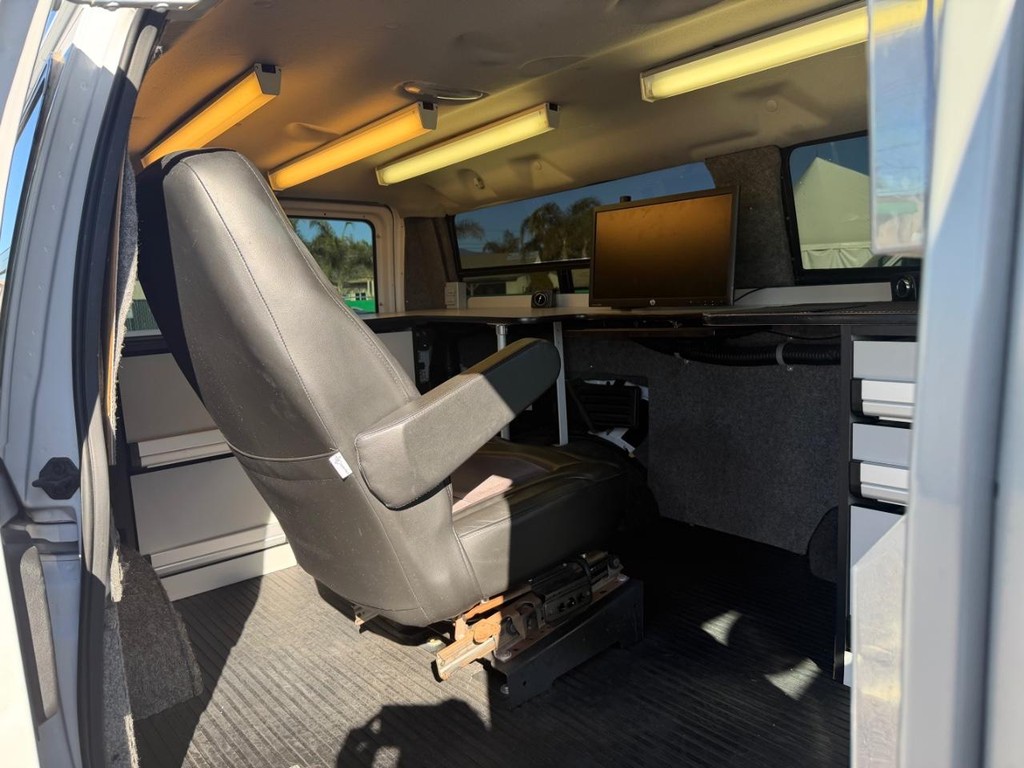 Ford E-250 Mobile Office Vehicle Full-screen Gallery Image 17
