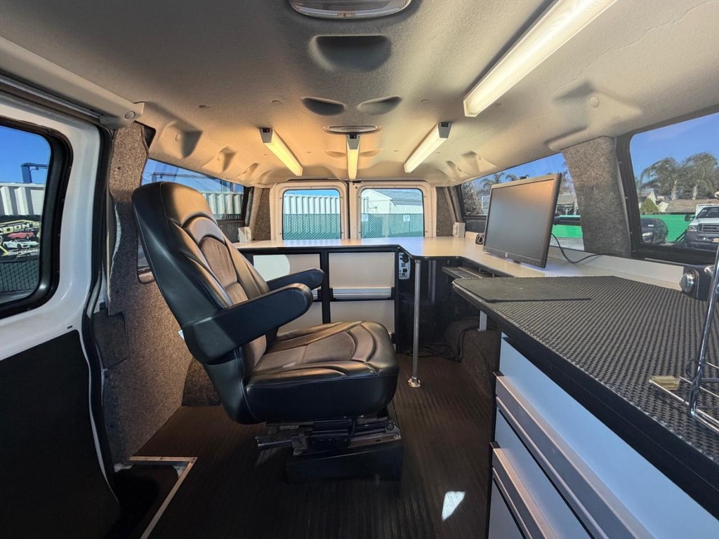 Ford E-250 Mobile Office Vehicle Full-screen Gallery Image 18