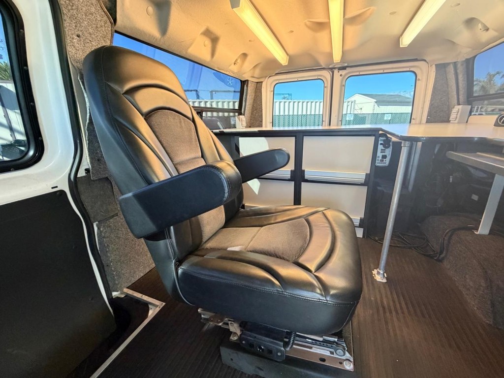 Ford E-250 Mobile Office Vehicle Full-screen Gallery Image 19