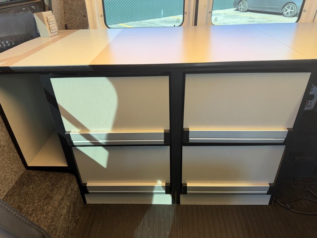 Ford E-250 Mobile Office Vehicle Full-screen Gallery Image 22