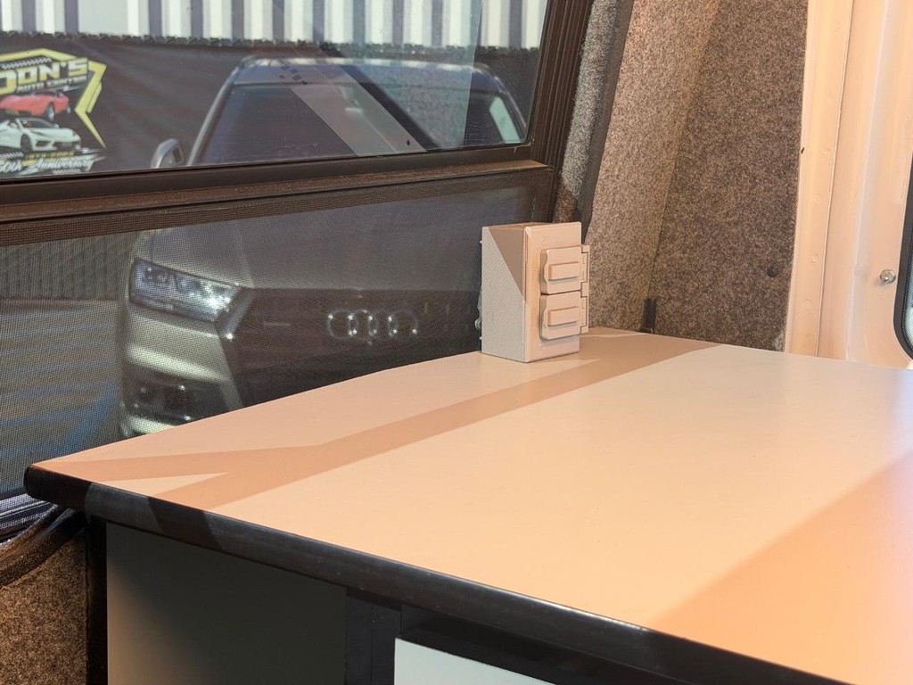 Ford E-250 Mobile Office Vehicle Full-screen Gallery Image 23