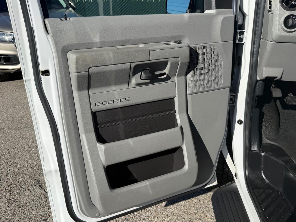 Ford E-250 Mobile Office Vehicle Full-screen Gallery Image 28