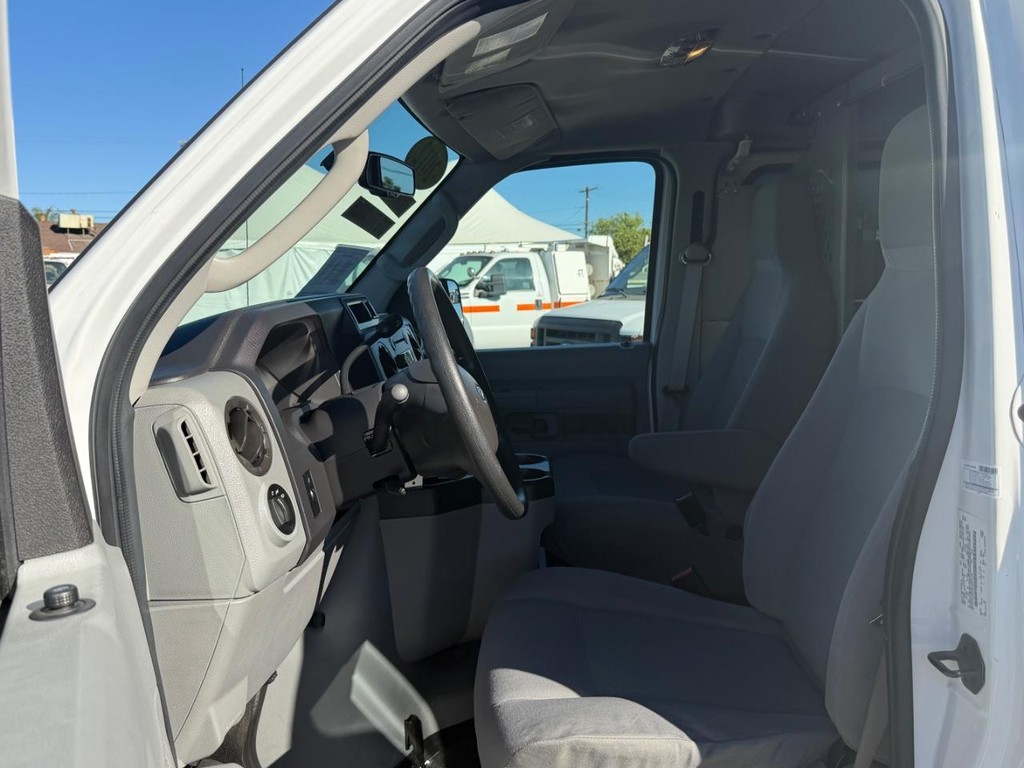 Ford E-250 Mobile Office Vehicle Full-screen Gallery Image 30