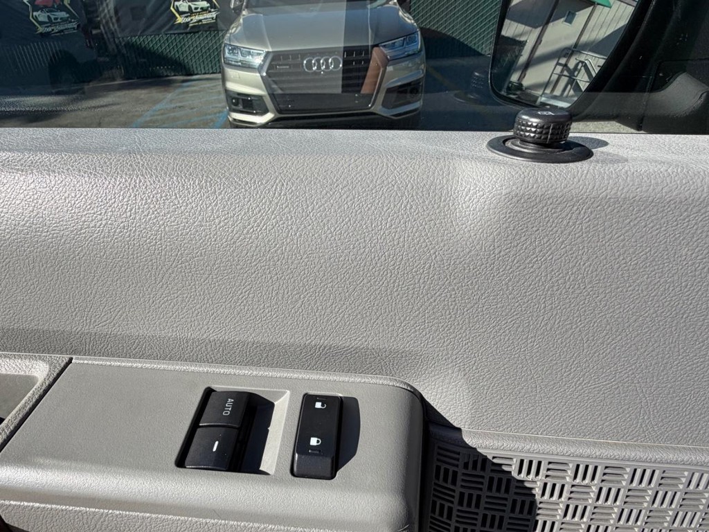 Ford E-250 Mobile Office Vehicle Full-screen Gallery Image 44