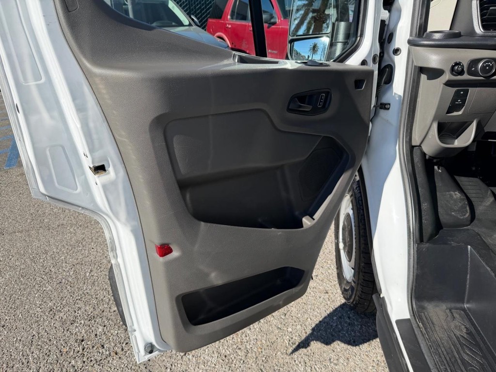 Ford Transit 150 Vehicle Full-screen Gallery Image 27