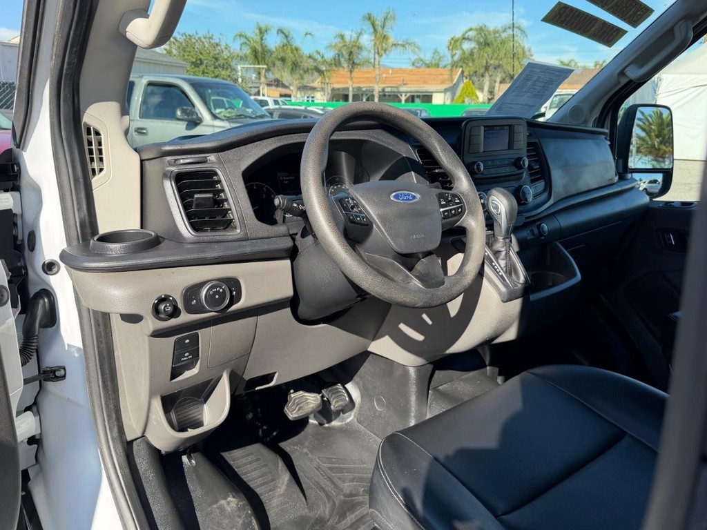 Ford Transit 150 Vehicle Full-screen Gallery Image 28