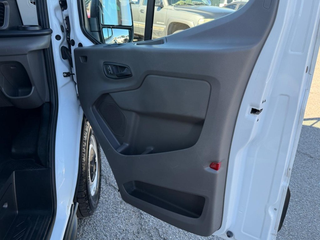 Ford Transit 150 Vehicle Full-screen Gallery Image 31