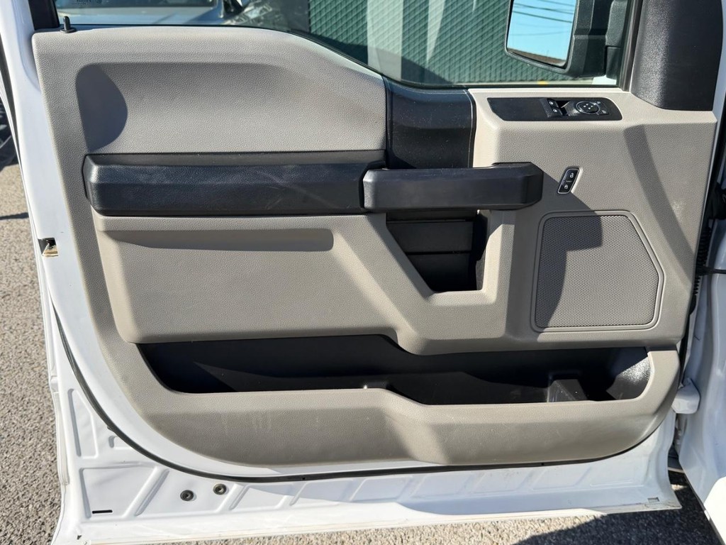 Ford F-150 Vehicle Full-screen Gallery Image 15