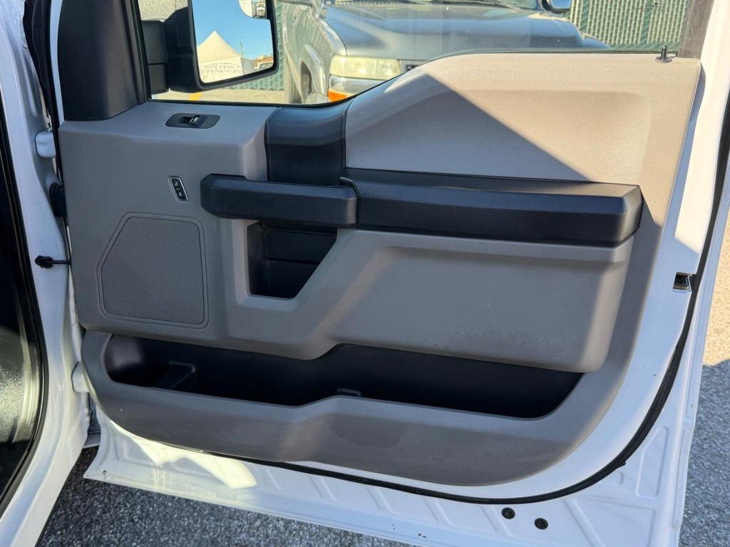 Ford F-150 Vehicle Full-screen Gallery Image 19