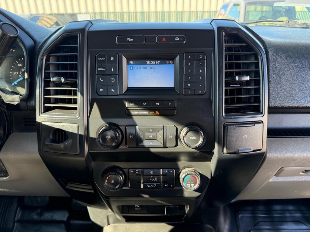 Ford F-150 Vehicle Full-screen Gallery Image 24