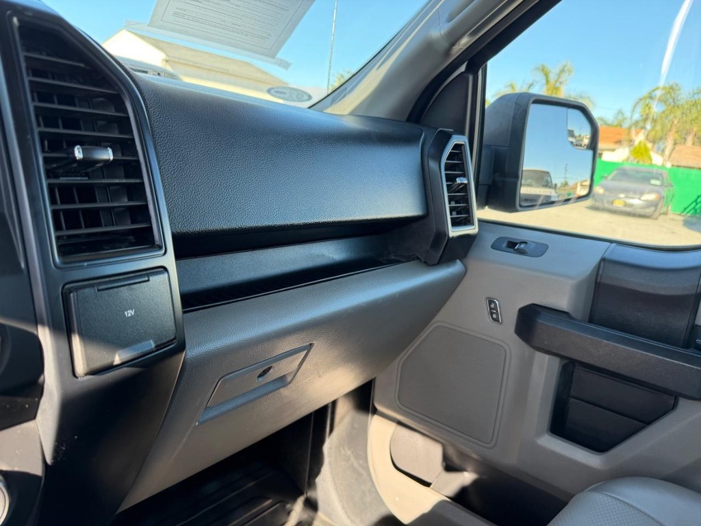 Ford F-150 Vehicle Full-screen Gallery Image 25