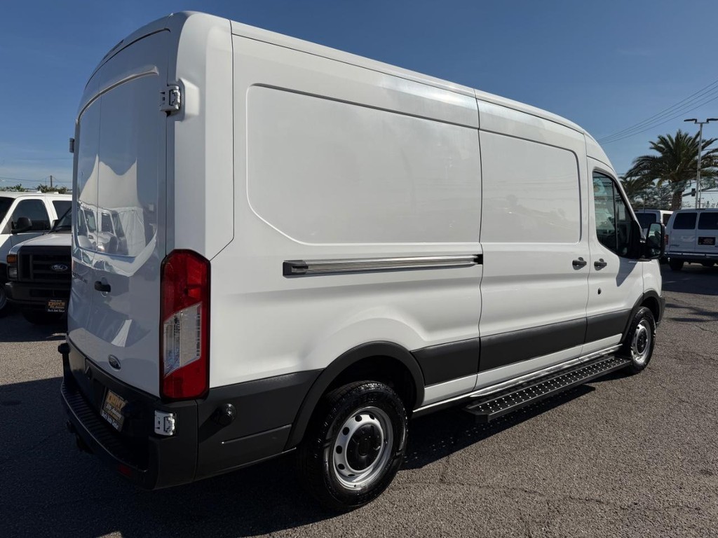 Ford Transit 350 Vehicle Full-screen Gallery Image 07