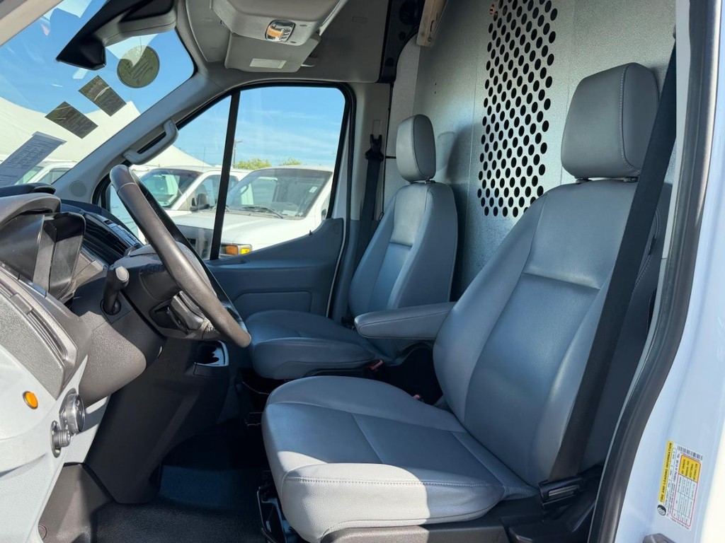 Ford Transit 350 Vehicle Full-screen Gallery Image 25