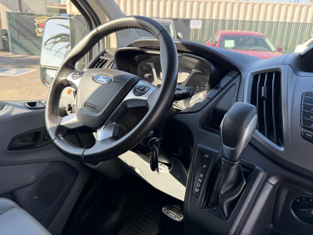 Ford Transit 350 Vehicle Full-screen Gallery Image 30