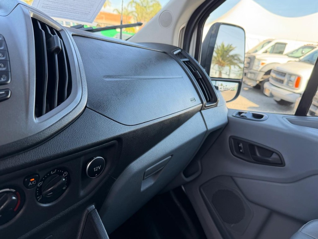 Ford Transit 350 Vehicle Full-screen Gallery Image 32