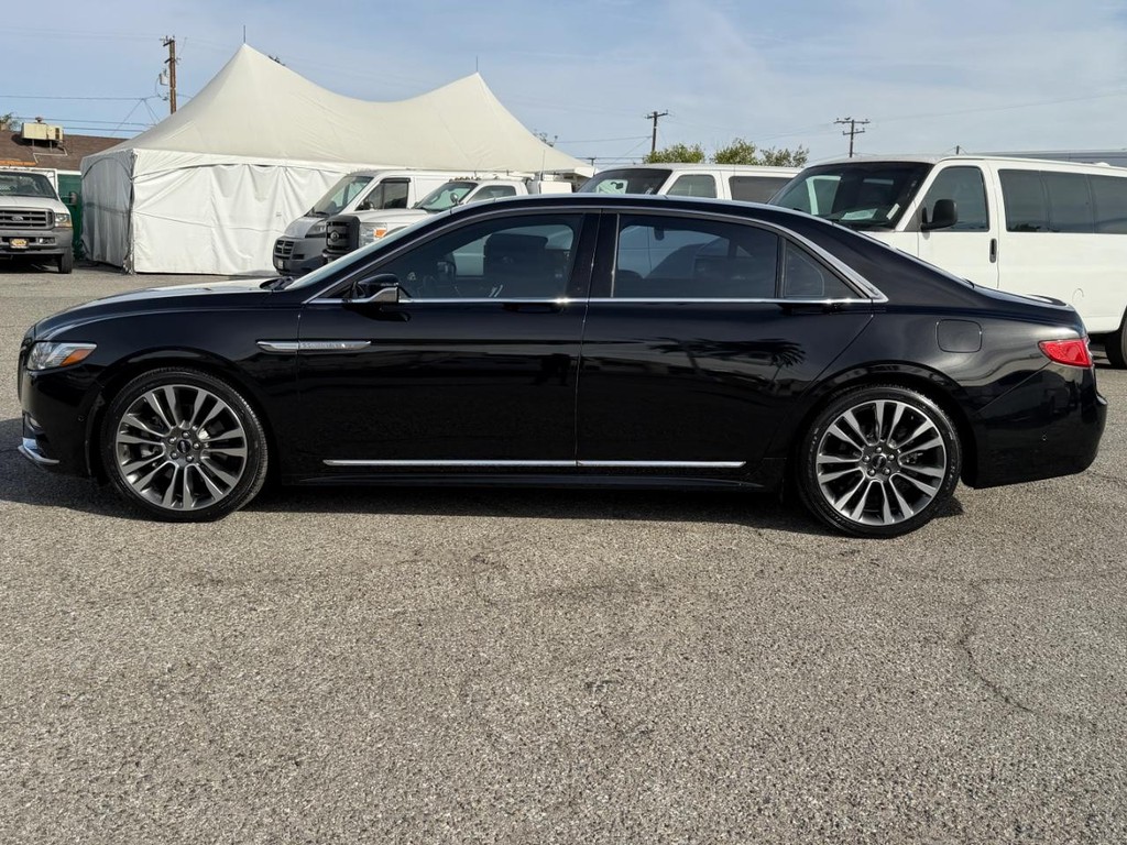 Lincoln Continental Vehicle Full-screen Gallery Image 11