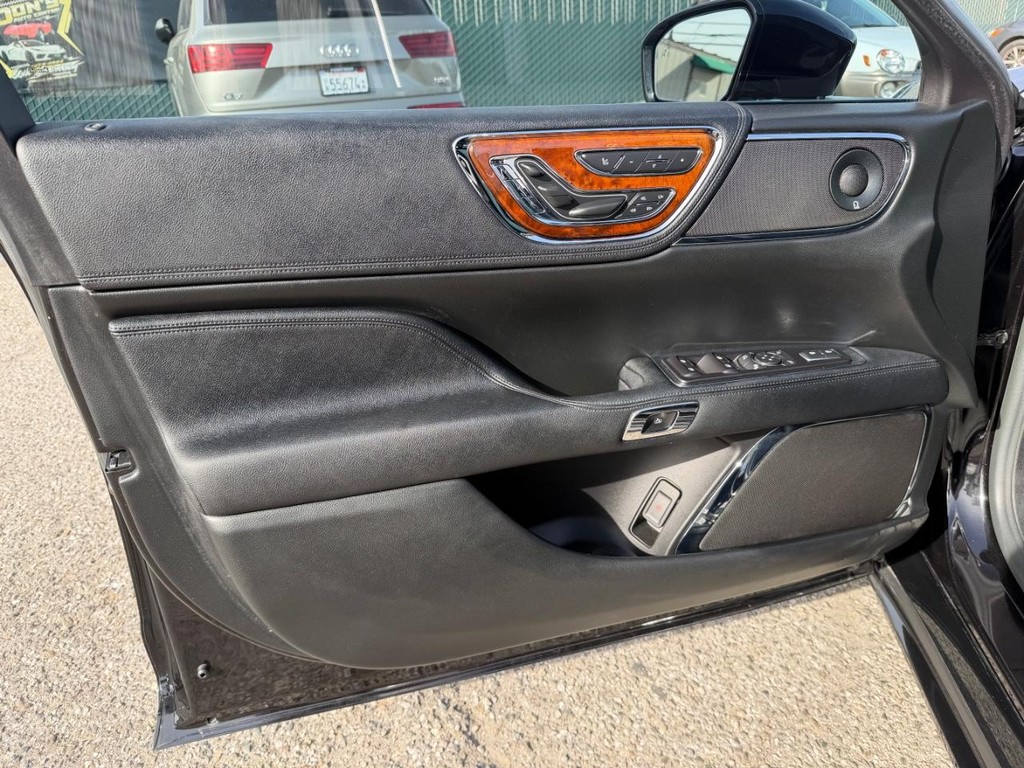 Lincoln Continental Vehicle Full-screen Gallery Image 15