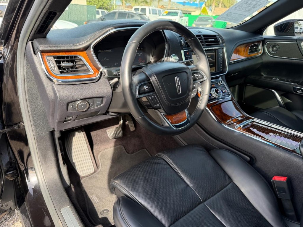 Lincoln Continental Vehicle Full-screen Gallery Image 16