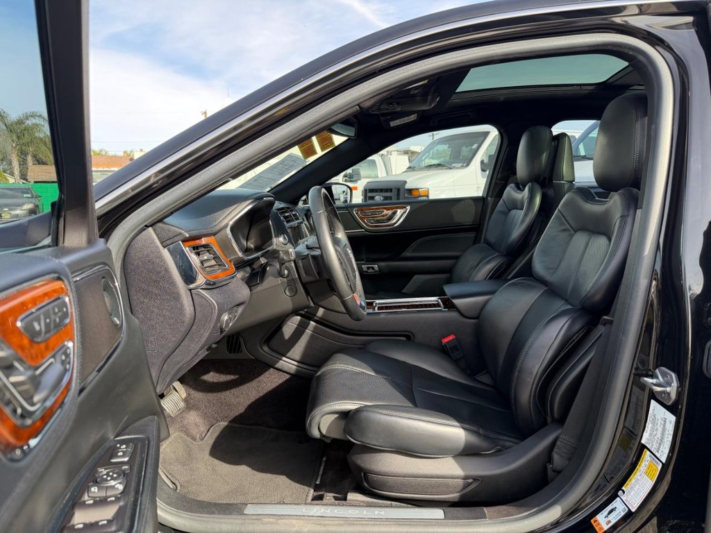 Lincoln Continental Vehicle Full-screen Gallery Image 17