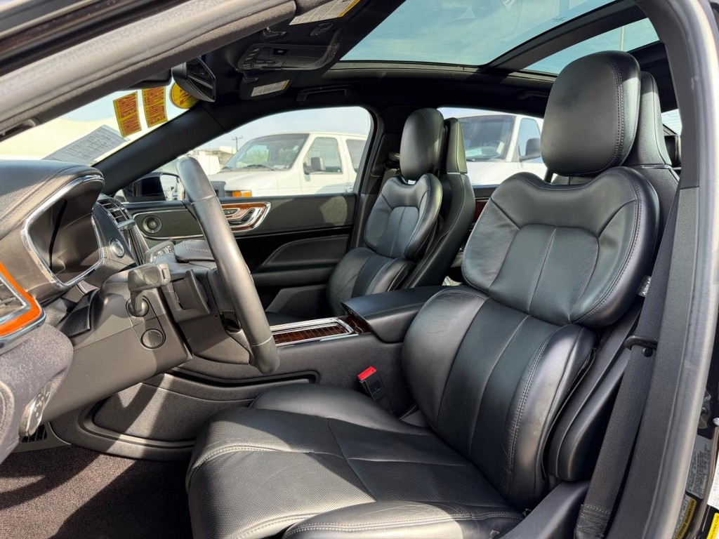 Lincoln Continental Vehicle Full-screen Gallery Image 18