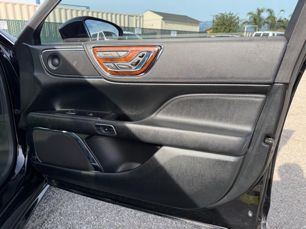 Lincoln Continental Vehicle Full-screen Gallery Image 19