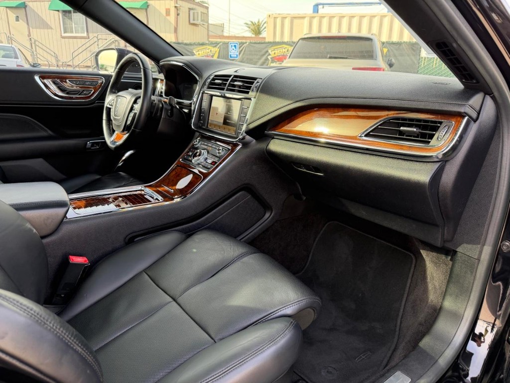 Lincoln Continental Vehicle Full-screen Gallery Image 20