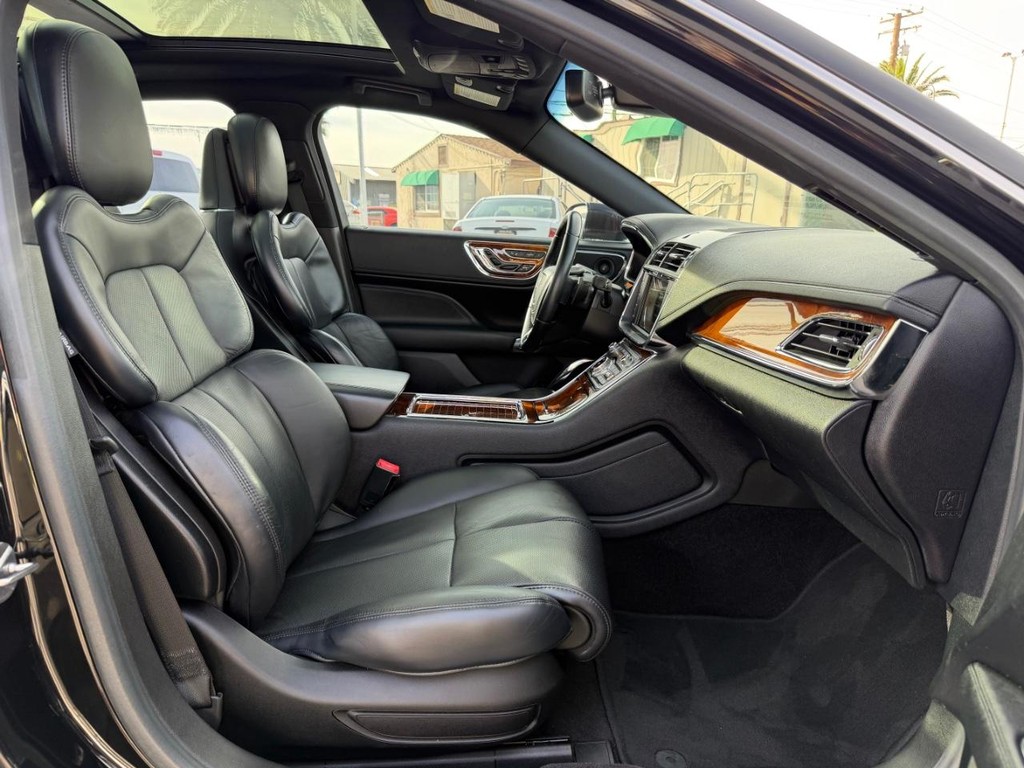 Lincoln Continental Vehicle Full-screen Gallery Image 21