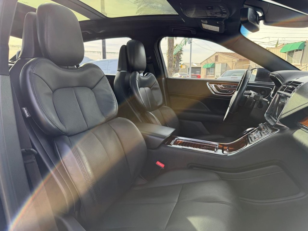 Lincoln Continental Vehicle Full-screen Gallery Image 22