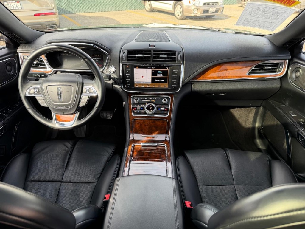 Lincoln Continental Vehicle Full-screen Gallery Image 23