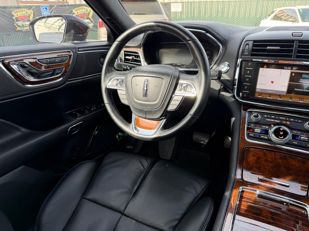 Lincoln Continental Vehicle Full-screen Gallery Image 24