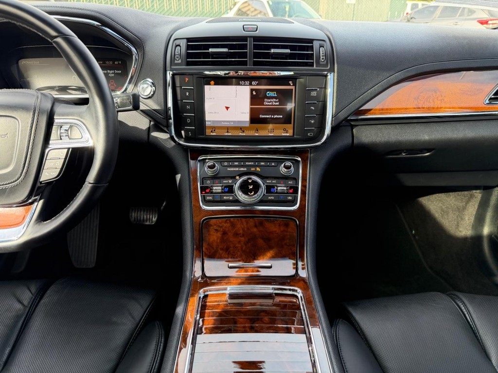 Lincoln Continental Vehicle Full-screen Gallery Image 25