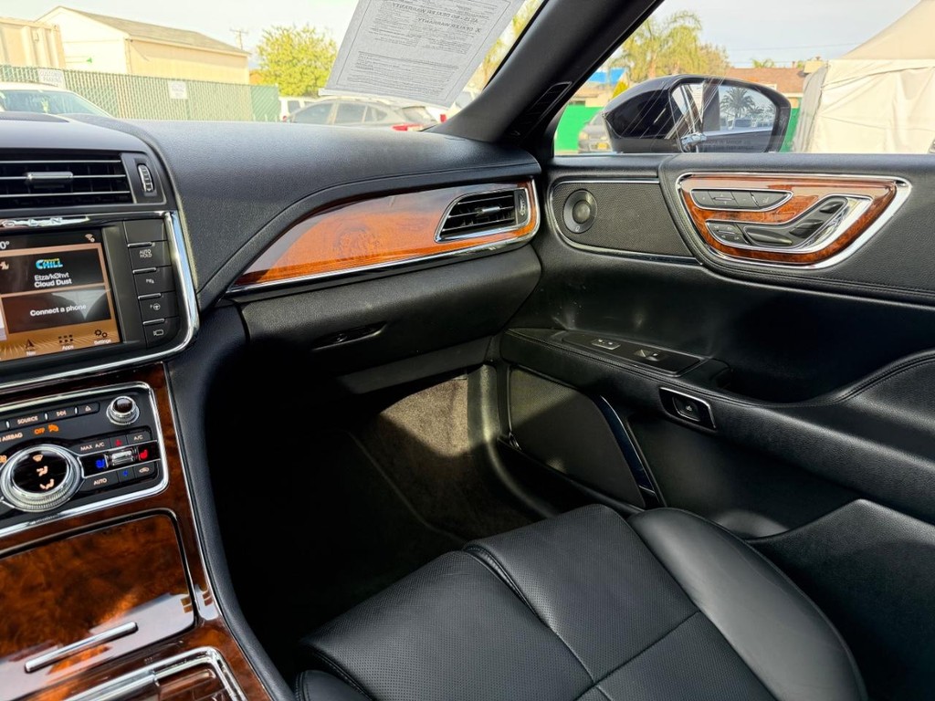 Lincoln Continental Vehicle Full-screen Gallery Image 26