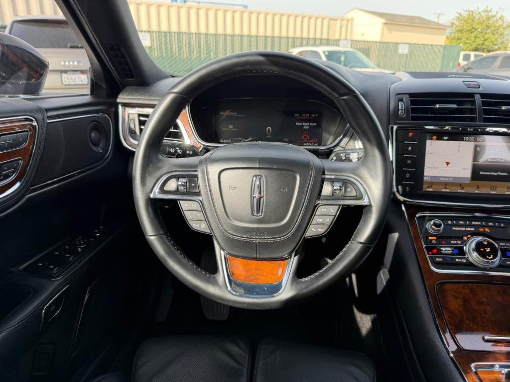 Lincoln Continental Vehicle Full-screen Gallery Image 27