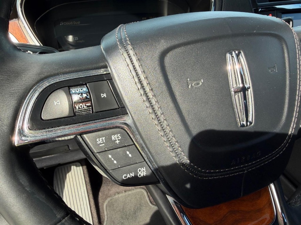 Lincoln Continental Vehicle Full-screen Gallery Image 28