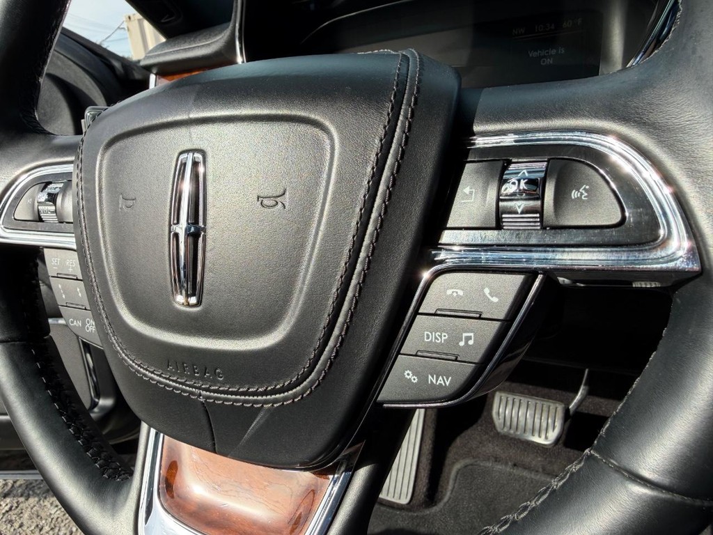 Lincoln Continental Vehicle Full-screen Gallery Image 29