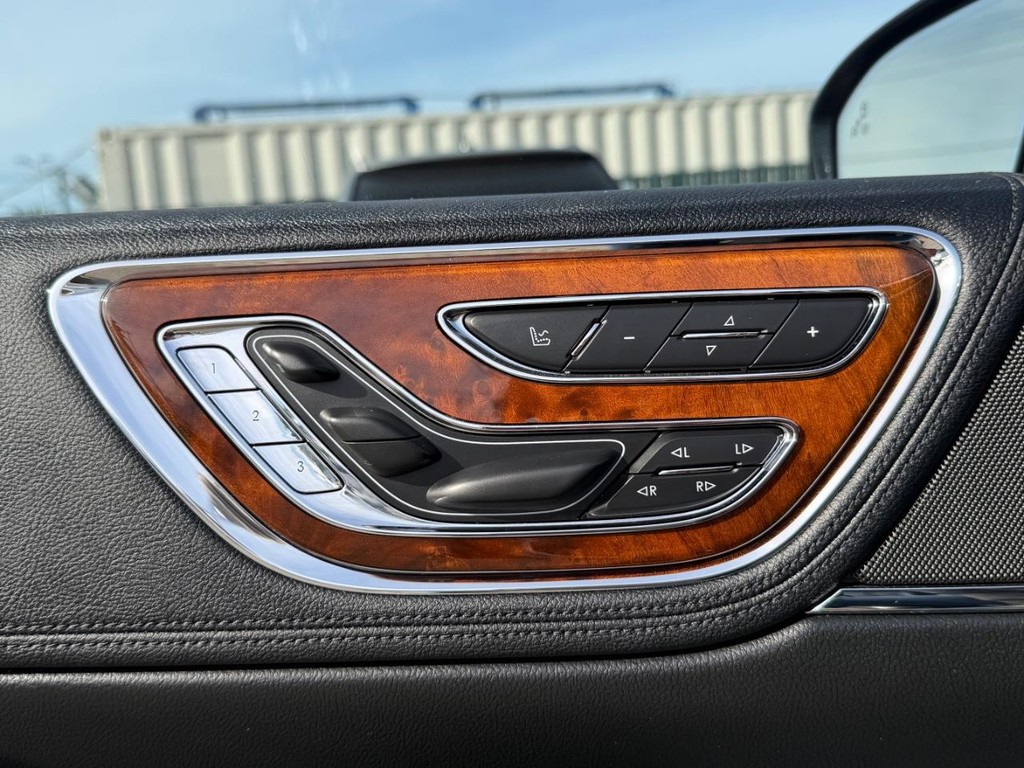 Lincoln Continental Vehicle Full-screen Gallery Image 31