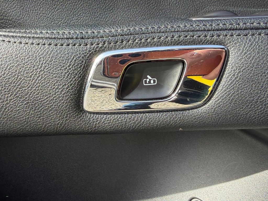 Lincoln Continental Vehicle Full-screen Gallery Image 32