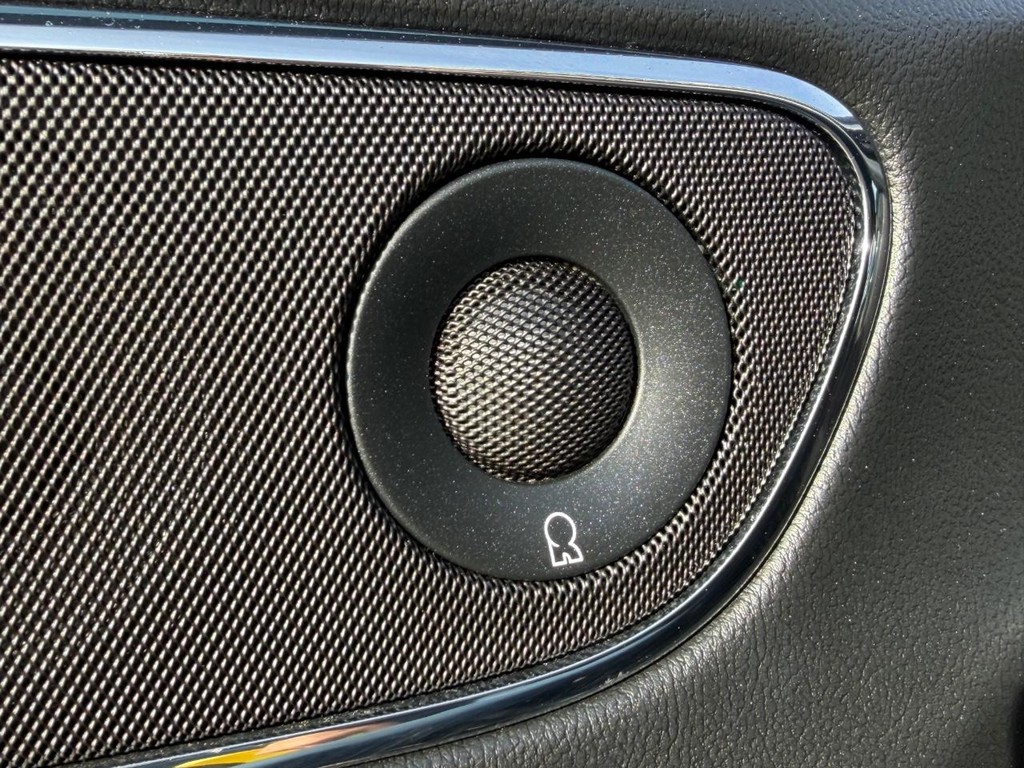 Lincoln Continental Vehicle Full-screen Gallery Image 33