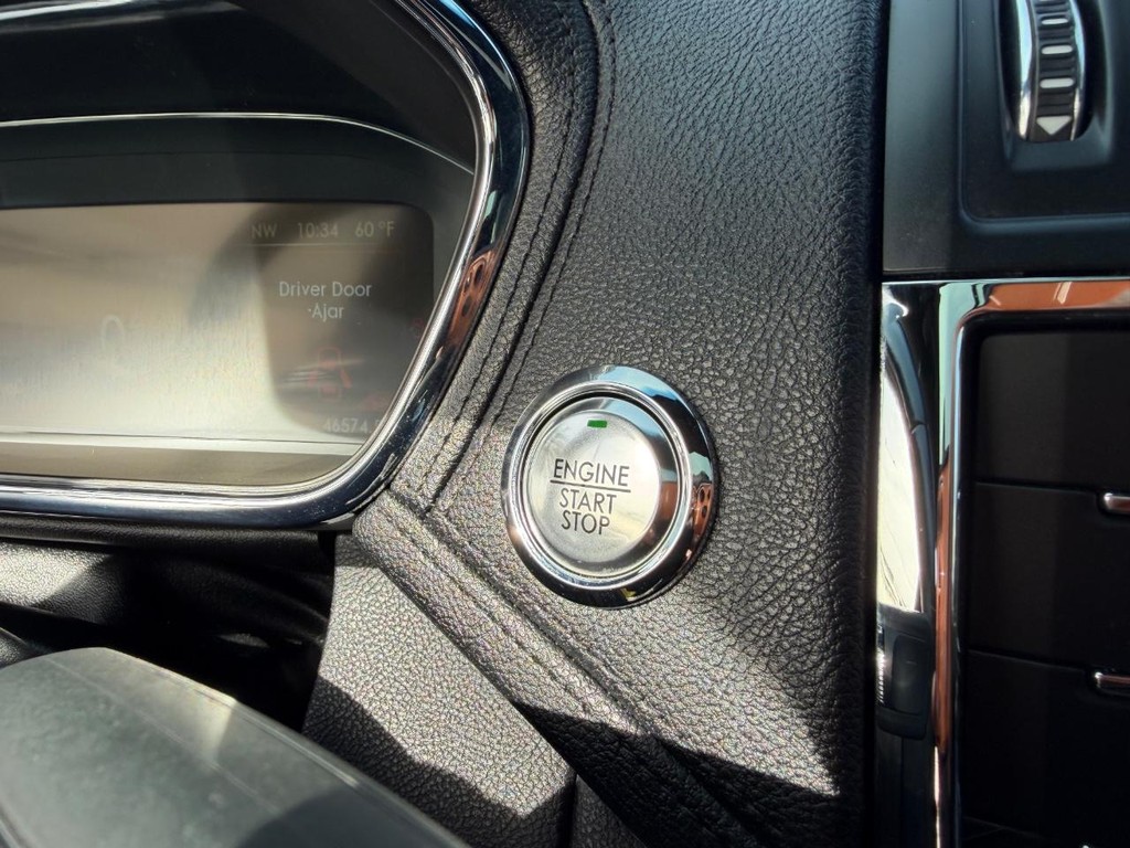 Lincoln Continental Vehicle Full-screen Gallery Image 35