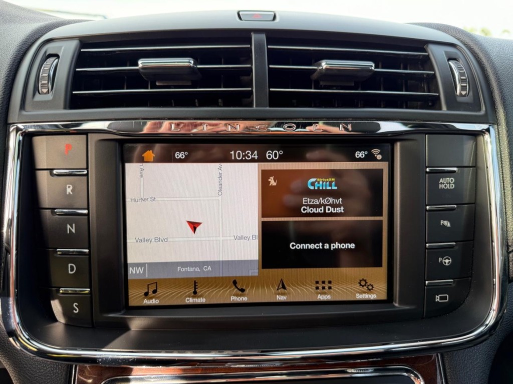 Lincoln Continental Vehicle Full-screen Gallery Image 36