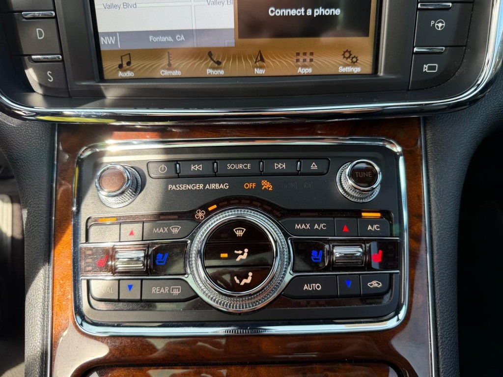 Lincoln Continental Vehicle Full-screen Gallery Image 37