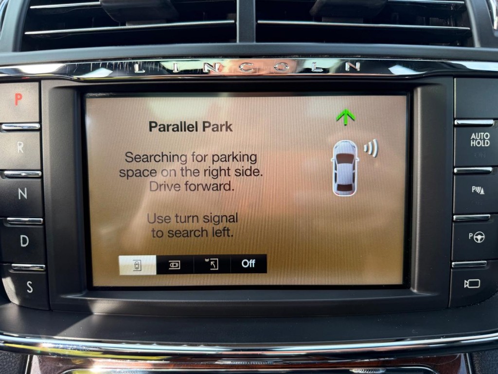 Lincoln Continental Vehicle Full-screen Gallery Image 38